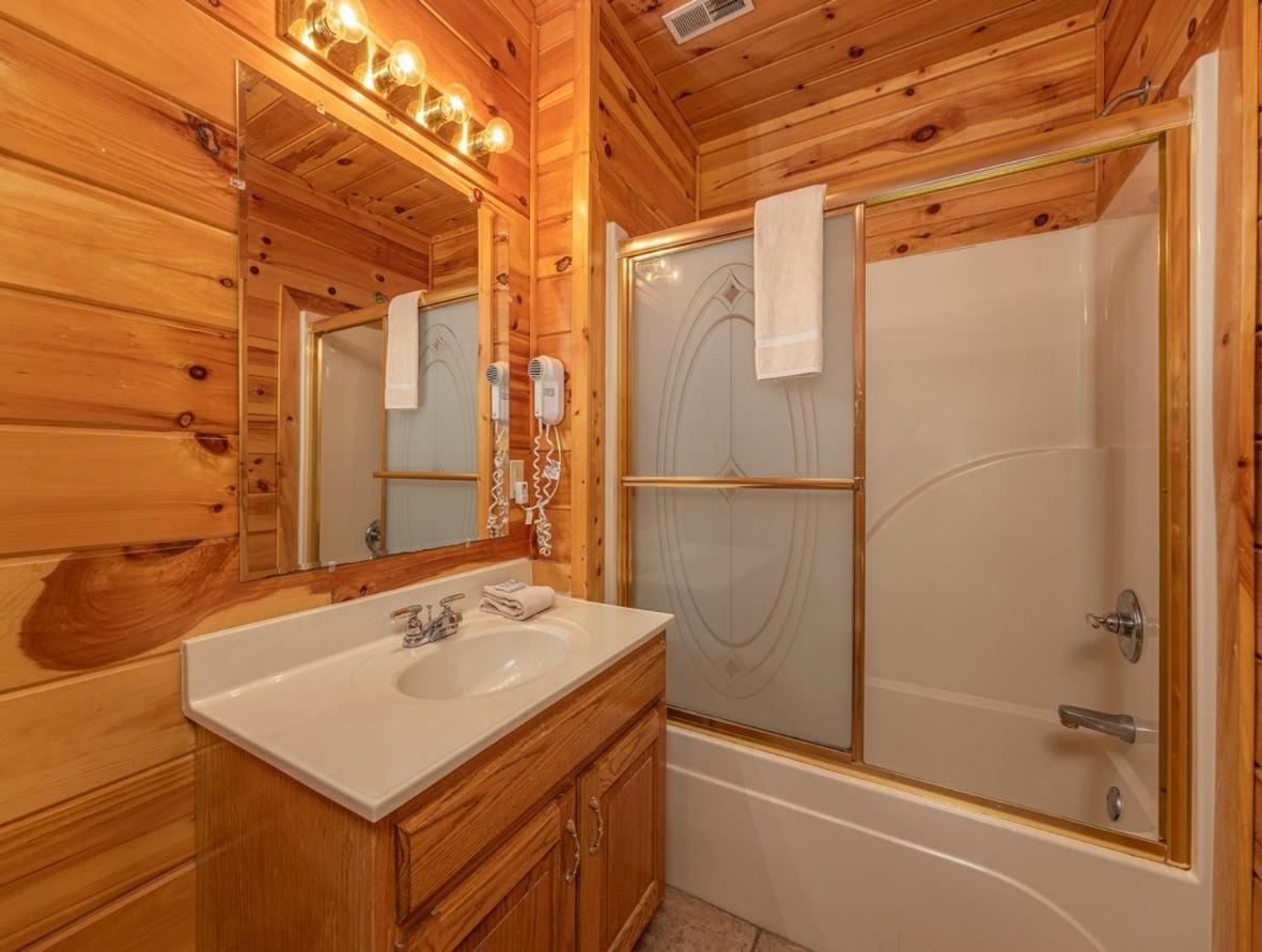 Spacious Party Hut Near Attractions McCookville Exterior photo